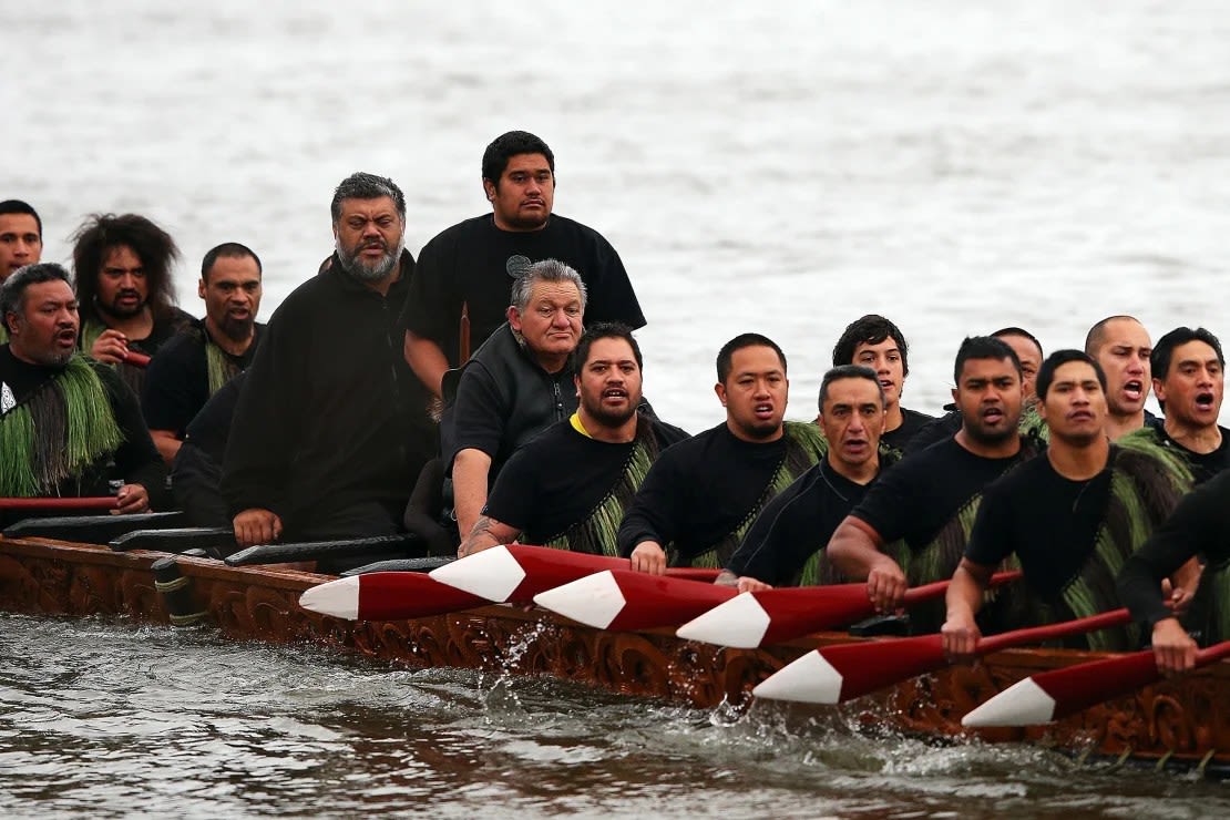 Tuheitia viaja en una waka, una canoa maorí, el 8 de octubre de 2012 en Huntly, Nueva Zelanda, para conmemorar el aniversario de la coronación de su abuelo. (Foto: Hannah Peters/Getty Images/Archivo).