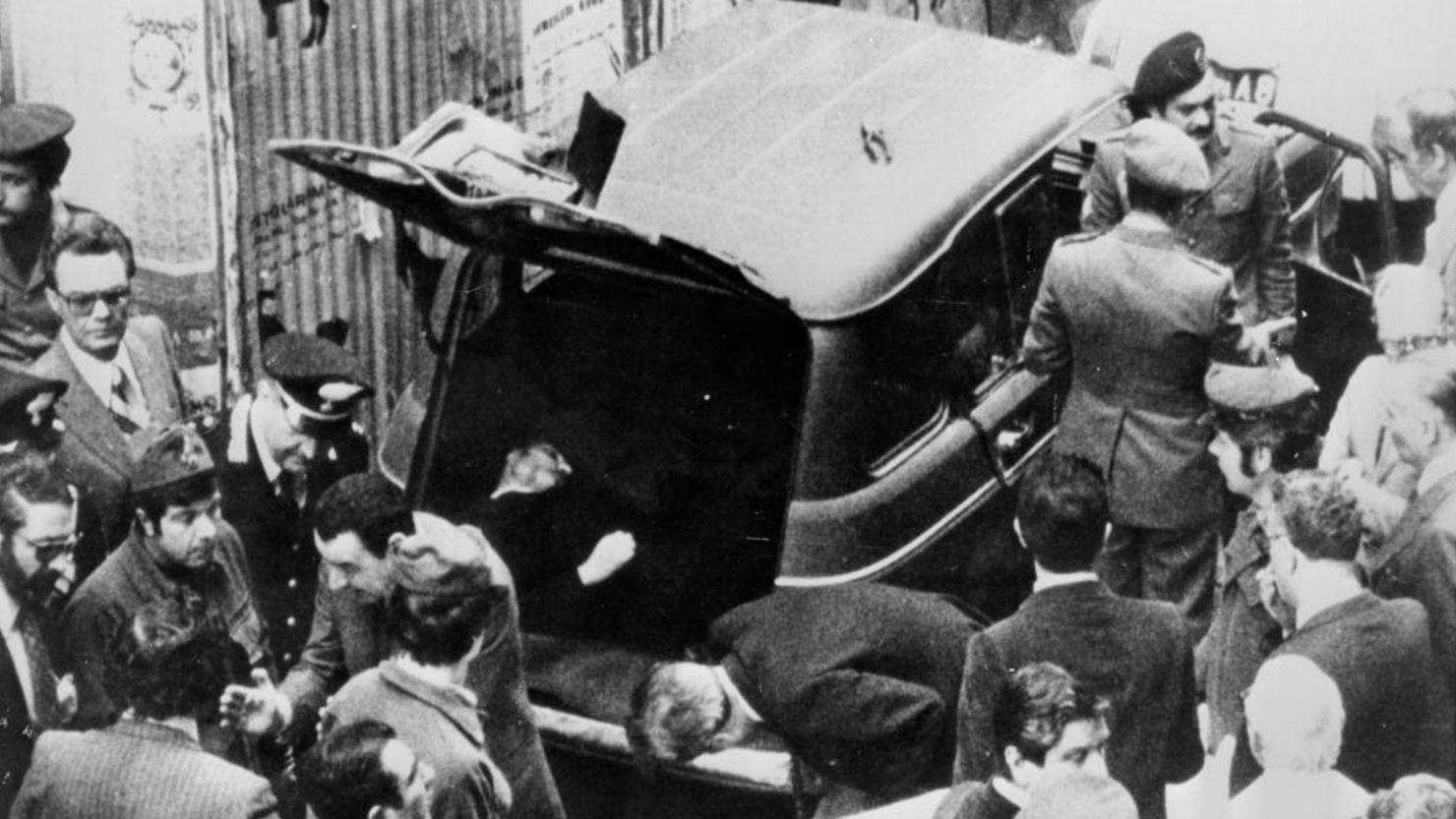 El cadáver del ex primer ministro italiano y líder democristiano Aldo Moro (1916-1978) es encontrado en la parte trasera de una furgoneta aparcada en una calle de Roma.
