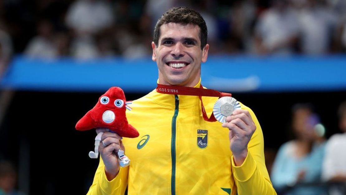 El medallista de plata Phelipe Andrews Melo Rodrigues del equipo de Brasil posa para una foto en el podio durante la ceremonia de entrega de medallas de los 50 m estilo libre masculino S10 en el primer día de los Juegos Paralímpicos de Verano de París 2024 en el Arena París La Defense el 29 de agosto en Nanterre, Francia.