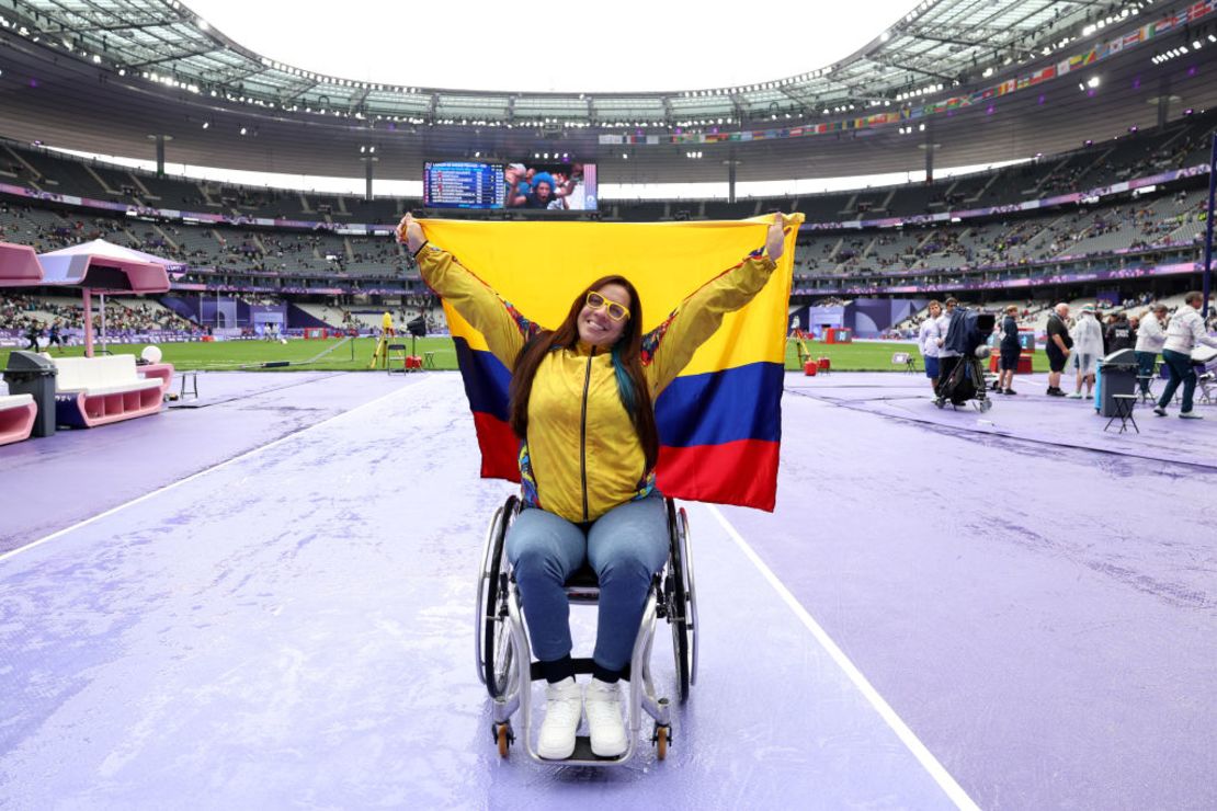 La medallista de oro Erica María Castaño Salazar del equipo de Colombia celebra después de ganar la final de lanzamiento de disco femenino F55 en el segundo día de los Juegos Paralímpicos de Verano de París 2024 en el Stade de France el 30 de agosto de 2024 en París, Francia.