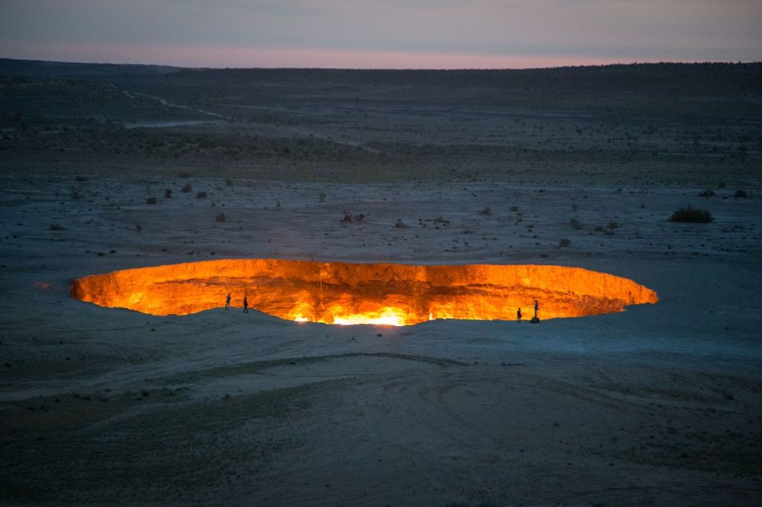 La "puertas al Infierno" se encuentra a cuatro horas en auto al norte de la capital de Turkmenistán, Ashgabat. Crédito: Iwanami_Photos/iStockphoto/Getty Images