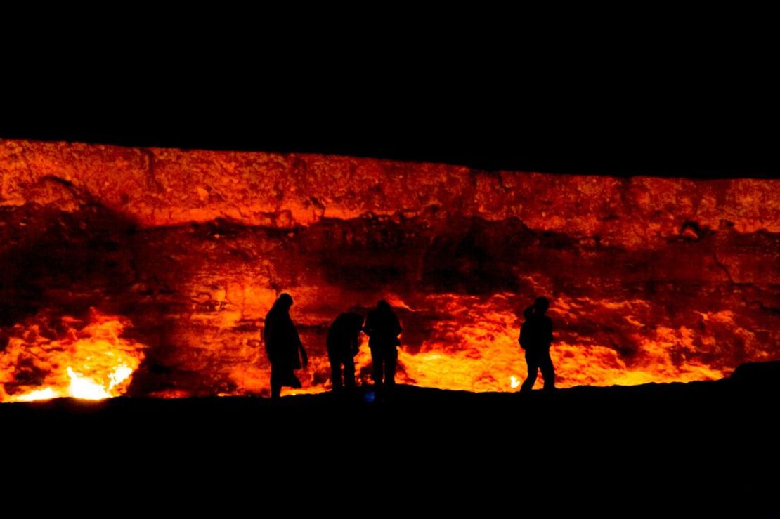 El cráter ha estado ardiendo durante décadas, pero los visitantes habituales dicen que las llamas son menos intensas estos días. Crédito: darkydoors/iStockphoto/Getty Images