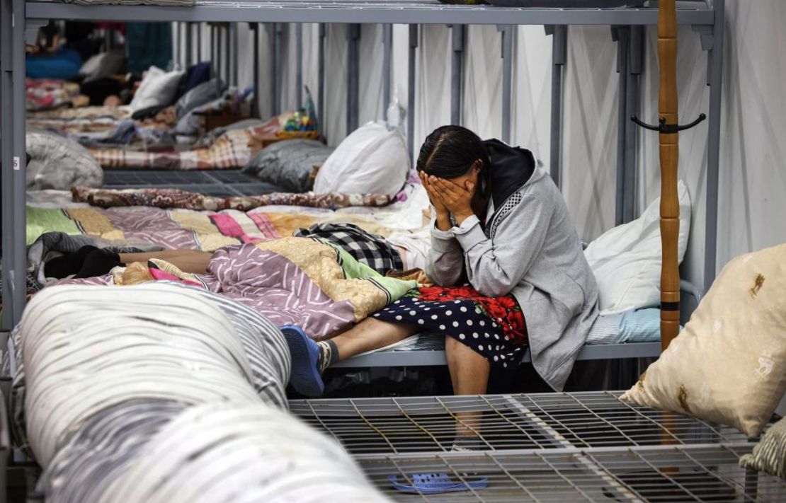 Desplazados en un centro de Kursk. Ucrania ha avanzado unos 1,2 kilómetros hacia el interior de la región rusa, según informó Kyiv. Crédito: Tatyana Makeyeva/AFP/Getty Images