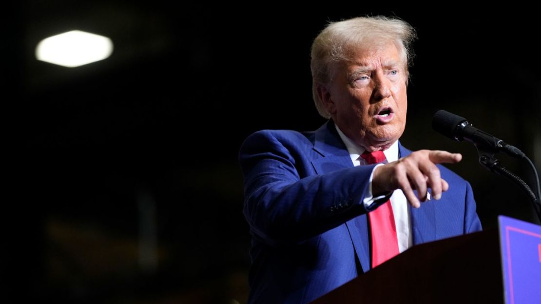 El candidato presidencial republicano, el expresidente Donald Trump, habla durante un acto de campaña en Alro Steel, el jueves 29 de agosto de 2024, en Potterville, Michigan. Crédito: Alex Brandon/AP