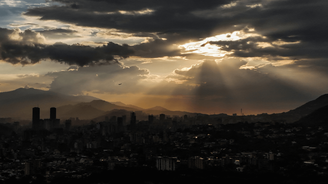 El sol se pone sobre Caracas el 30 de agosto de 2024. La electricidad regresaba gradualmente a Venezuela el viernes después de un corte eléctrico generalizado, atribuido por el Gobierno a un "sabotaje" y un intento de golpe de Estado, un mes después de la polémica reelección de Nicolás Maduro.