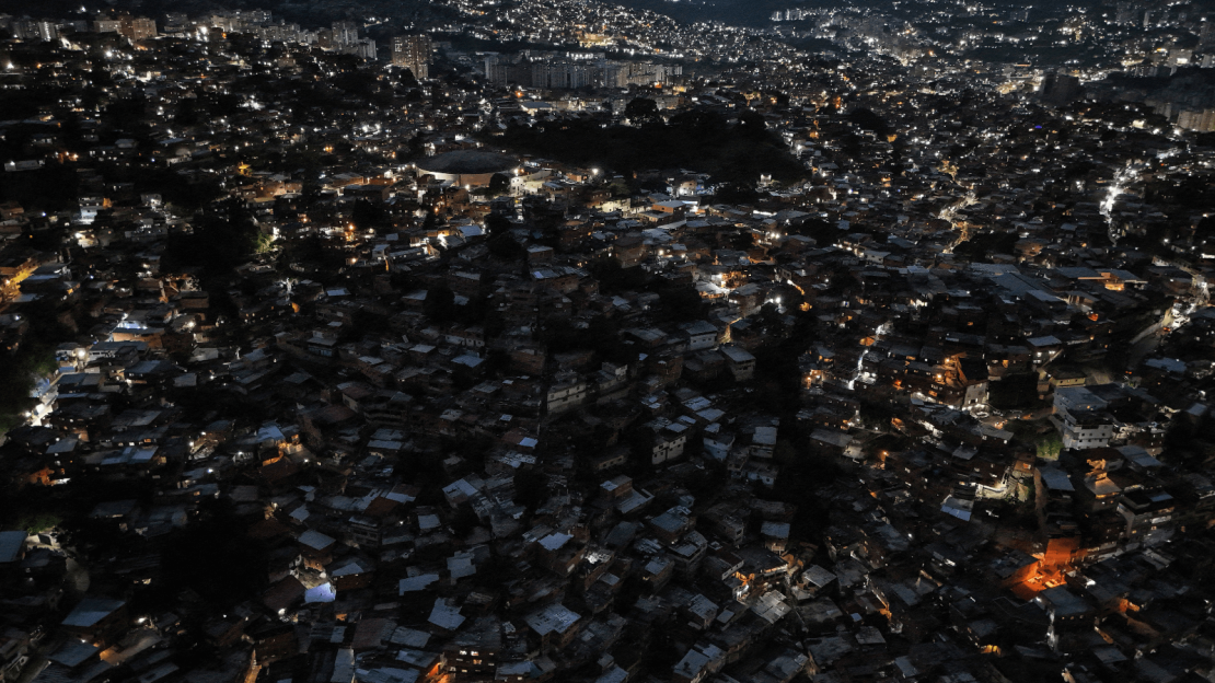 Vista aérea de casas en el barrio de Petare en Caracas durante los apagones del 30 de agosto de 2024.