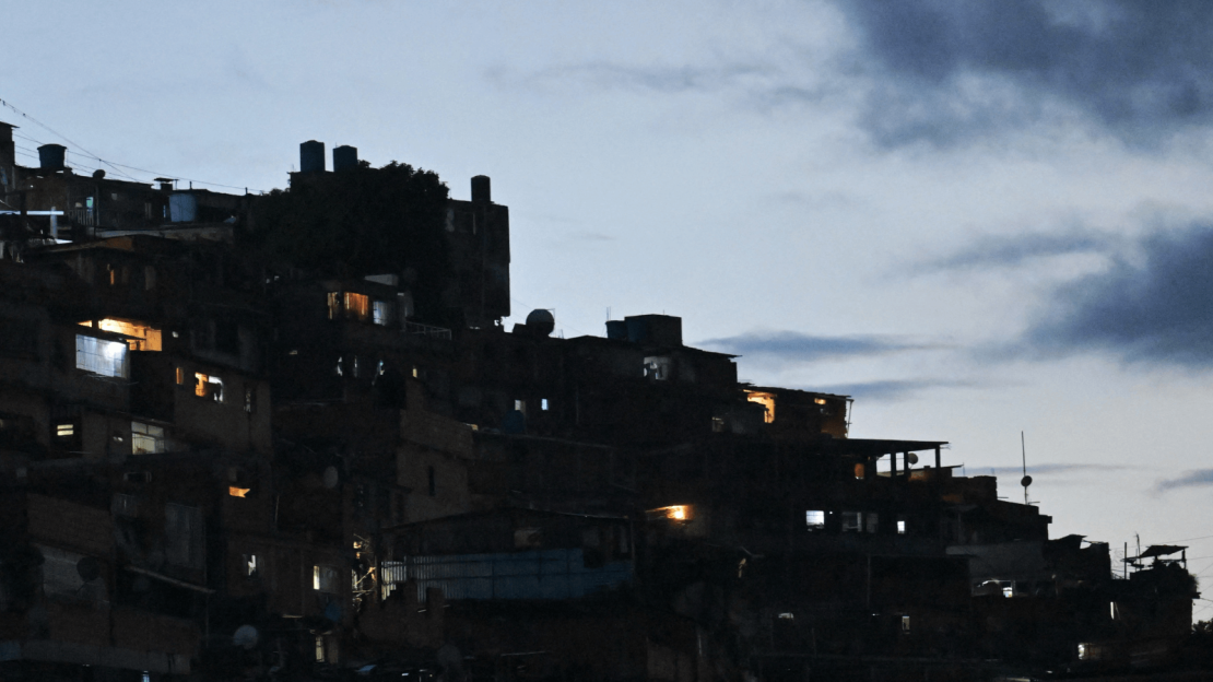 Vista de las casas durante un apagón parcial de electricidad en el barrio de Petare en Caracas el 30 de agosto de 2024.