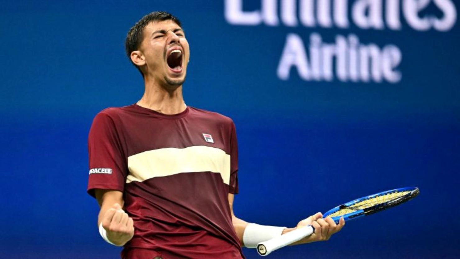 Alexei Popyrin celebra al ganar un punto de quiebre contra Novak Djokovic.