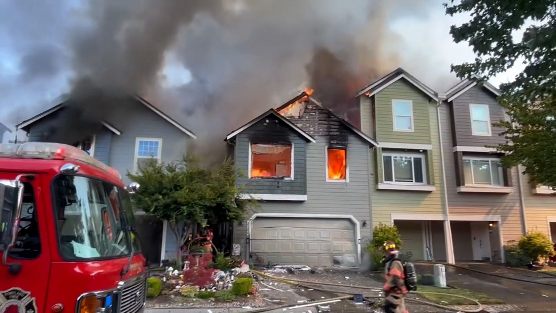 Una aeronave se estrelló en un conjunto habitacional en Portland, Oregon el 31 de agosto.