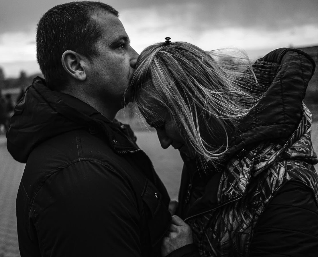 Un hombre y su novia se dan el último adiós en Medyka, Polonia, antes de que él cruce a Ucrania para luchar por su país. Ella dice que más tarde murió en combate.