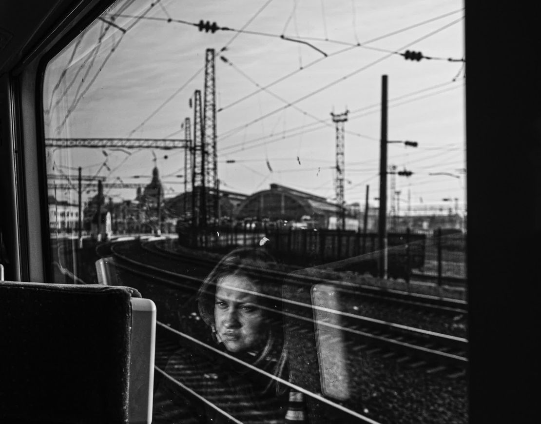 Una mujer mira desde un tren que entra en la estación de Lviv procedente de Kyiv.