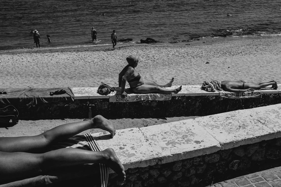 La gente toma el sol en un paseo marítimo de Odesa, donde las minas marinas suponen ahora una amenaza tanto para los barcos como para los bañistas.