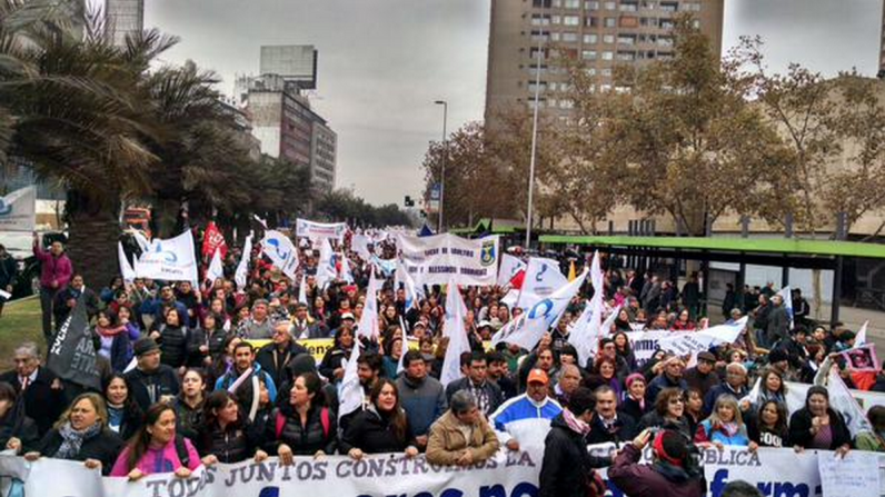 El lunes en la mañana los docentes chilenos salieron a las calles de Santiago para pedir una revisión a fondo de la ley de carrera docente, que perjudicaría, según ellos, el ingreso del personal docente a la educación chilena.