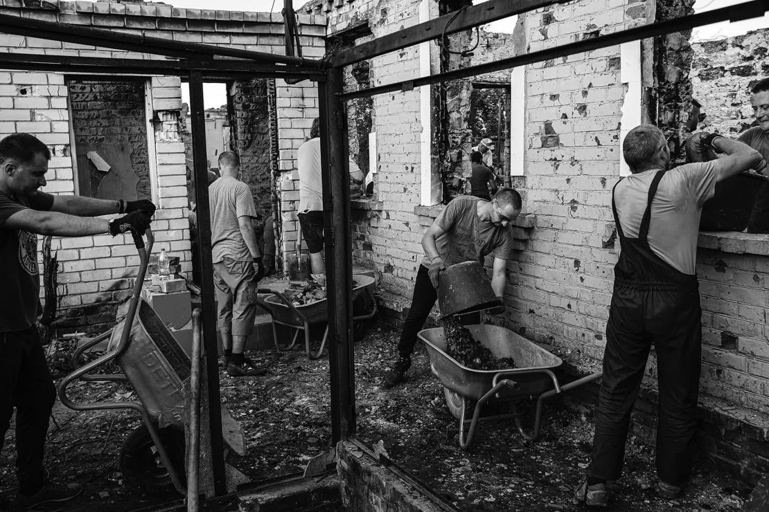 Voluntarios retiran los escombros de una casa bombardeada en la ciudad ucraniana de Chernihiv.