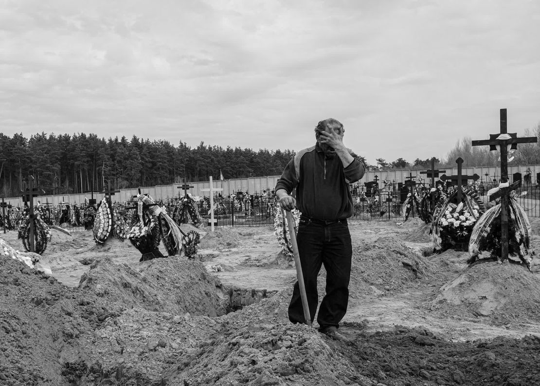 Un sepulturero de Bucha cava para los recién llegados en abril de 2022, tras la retirada de Rusia de la ciudad.