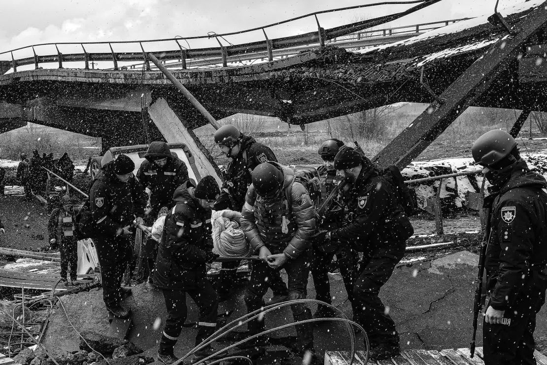 La policía local ayuda a la gente a evacuar en Irpin.