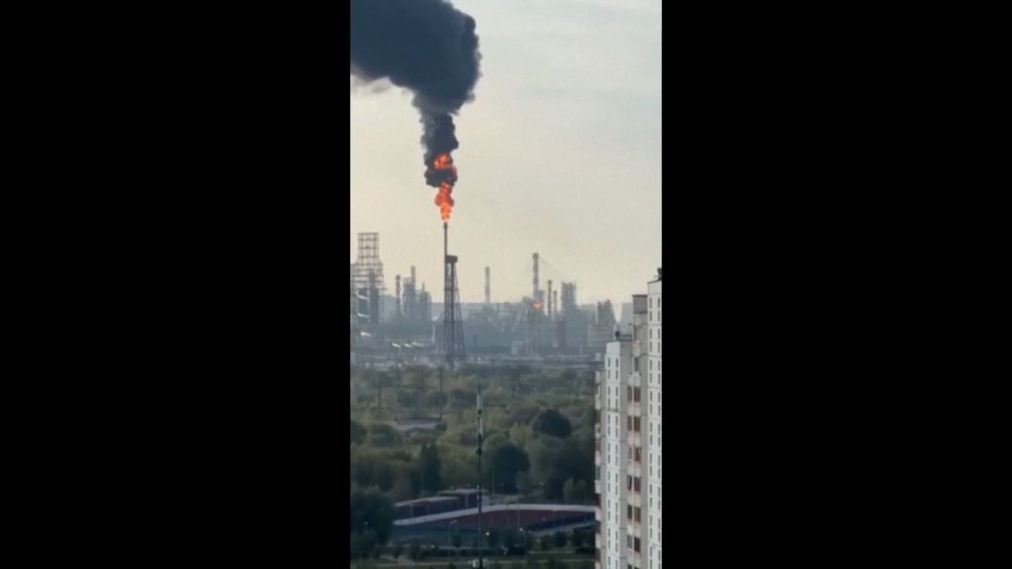 Videos en redes sociales muestran columnas de humo saliendo de refinerías de petróleo en Moscú. Crédito: Redes sociales vía Reuters