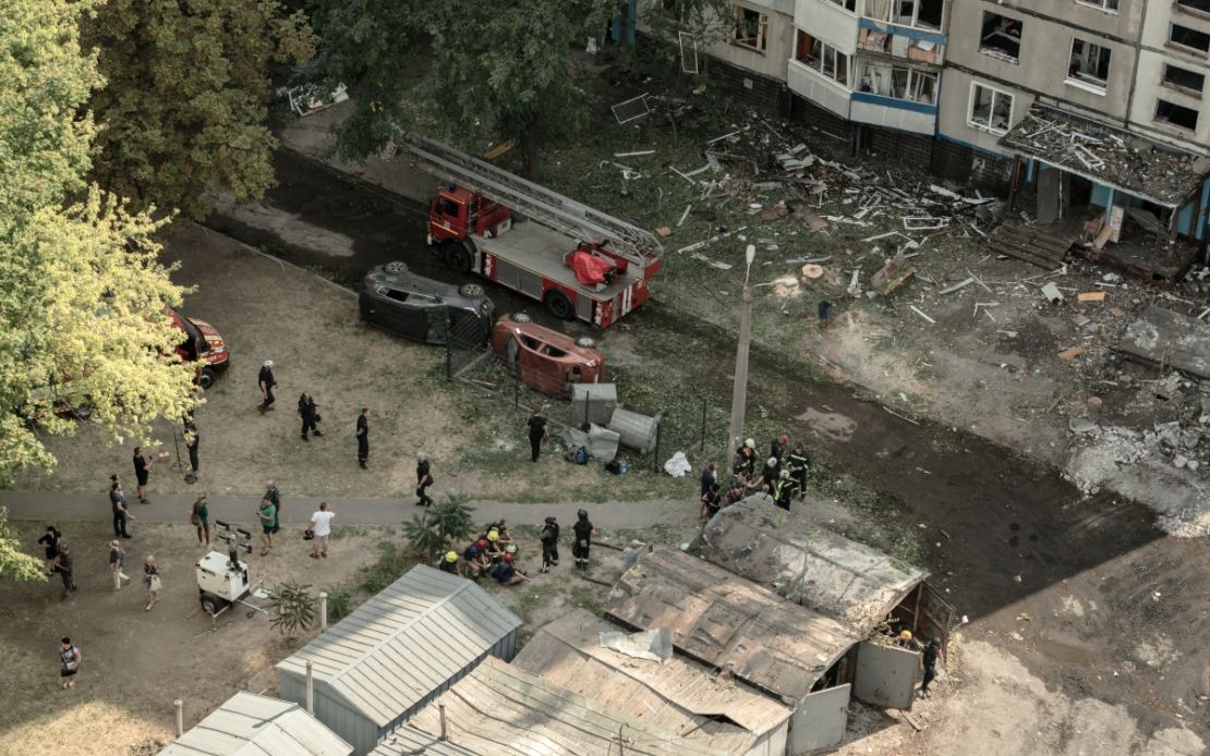 Los servicios de emergencias de Ucrania y residentes se reúnen alrededor de un edificio residencial gravemente dañado tras un reciente ataque con misiles en Jarkiv, el 31 de agosto de 2024, en medio de la invasión rusa de Ucrania. Crédito: IVAN SAMOILOV/AFP/Getty Images