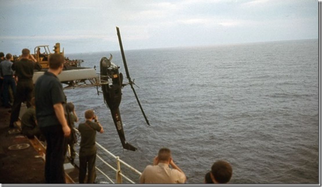 Una foto icónica de la retirada de Saigón: un helicóptero es arrojado por la borda del portaaviones USS Hancock para hacer lugar a los evacuados.