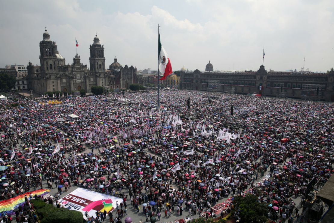 Vista aérea de miles de simpatizantes del presidente de México, Andrés Manuel López Obrador, asistiendo a la presentación de su último informe de gobierno en el Zócalo en la Ciudad de México el 1 de septiembre de 2024.