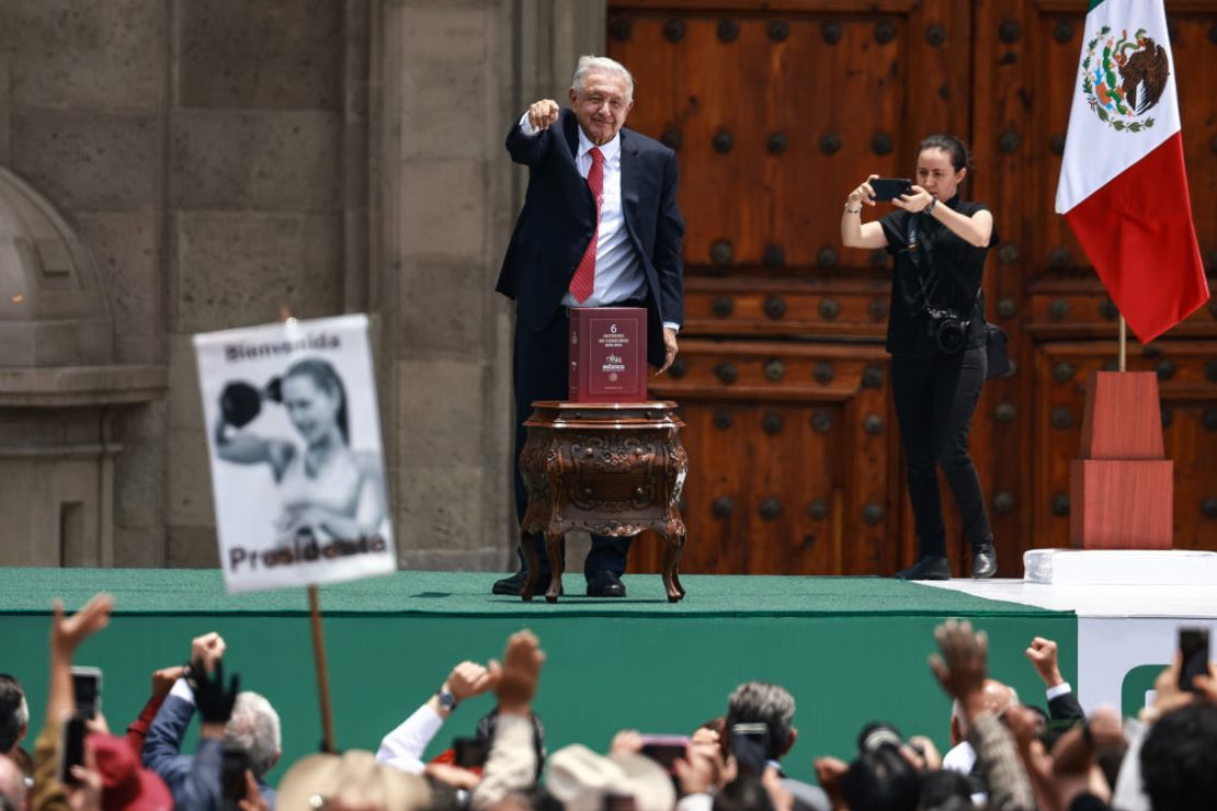 El presidente de México, Andrés Manuel López Obrador, saluda durante el último Informe del Estado de la Unión en el Zócalo el 1 de septiembre de 2024 en la Ciudad de México, México.