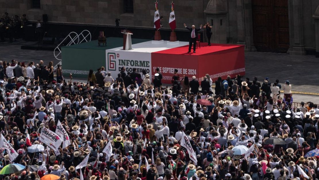 El presidente de México, Andrés López Obrador, saluda durante la presentación de su informe en el Zócalo de la Ciudad de México durante su último Informe en el Zócalo el 1 de septiembre de 2024 en la Ciudad de México, México.