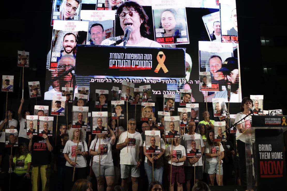 Miles de israelíes, incluidas familias de los rehenes, asisten a una concentración frente a la "Plaza de los rehenes" cerca del Museo de Arte de Tel Aviv, Israel, el 31 de agosto de 2024.