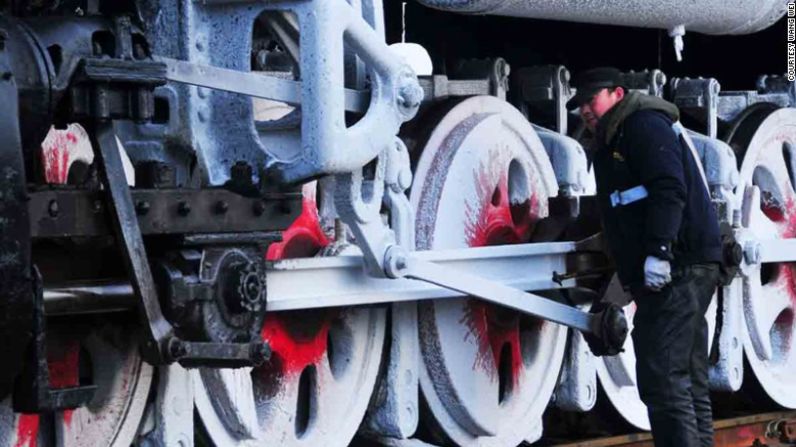 "Esta locomotora le pertenece a la compañía ferroviaria Jitong", dice Wang. "La compañía compró más de 120 locomotoras de todas partes de China en los noventa para transportar mercancías. Esto la convirtió en una de las últimas vías férreas en el mundo en operar locomotoras de vapor".