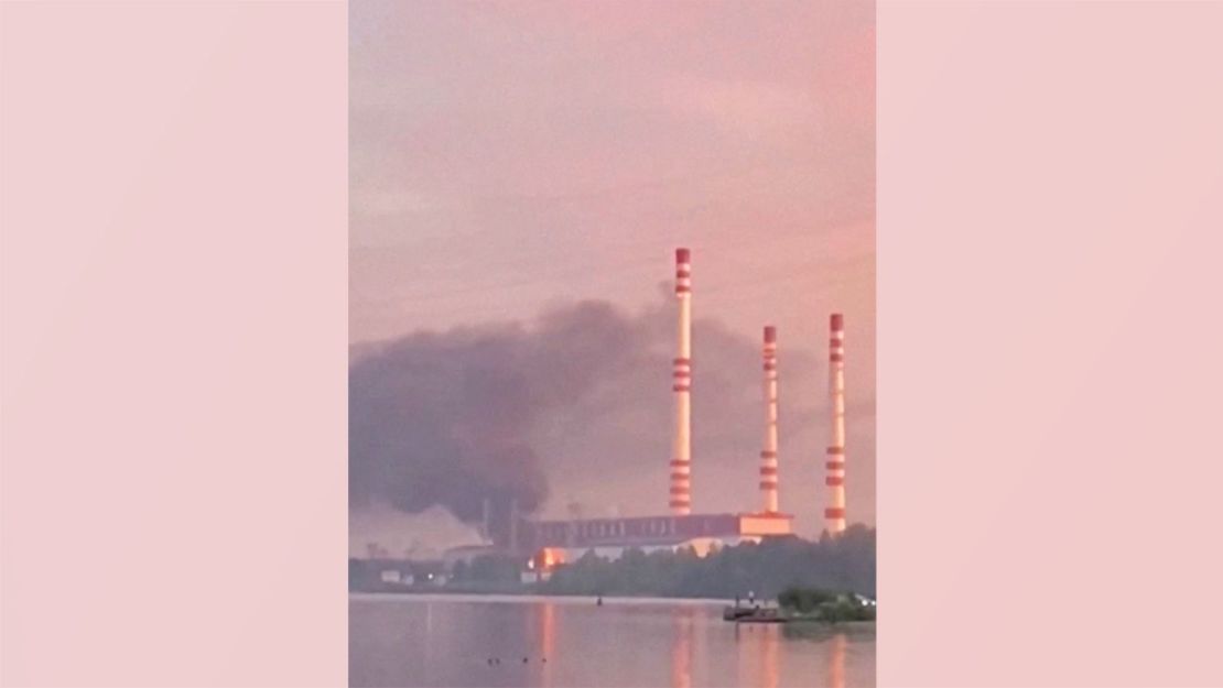 Captura de pantalla de un video muestra cómo se eleva el humo de un incendio en la central eléctrica de Konakovo en la región de Tver, Rusia, el 1 de septiembre de 2024.