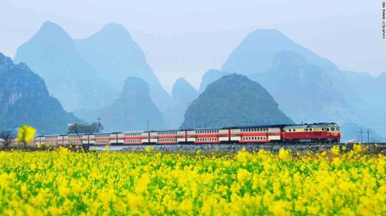 "En julio, en la montaña Aer de Mongolia Interior se dan las flores de colza", dice Wang. "Me levanté a las 4 a.m. y el lugar estaba cubierto de una espesa neblina. No es fácil tomar una foto de un tren en la neblina, pero se veía justo como un país de las maravillas. Afortunadamente, el tren se movía muy despacio, así que tuve suficiente tiempo como para captar un buen momento".