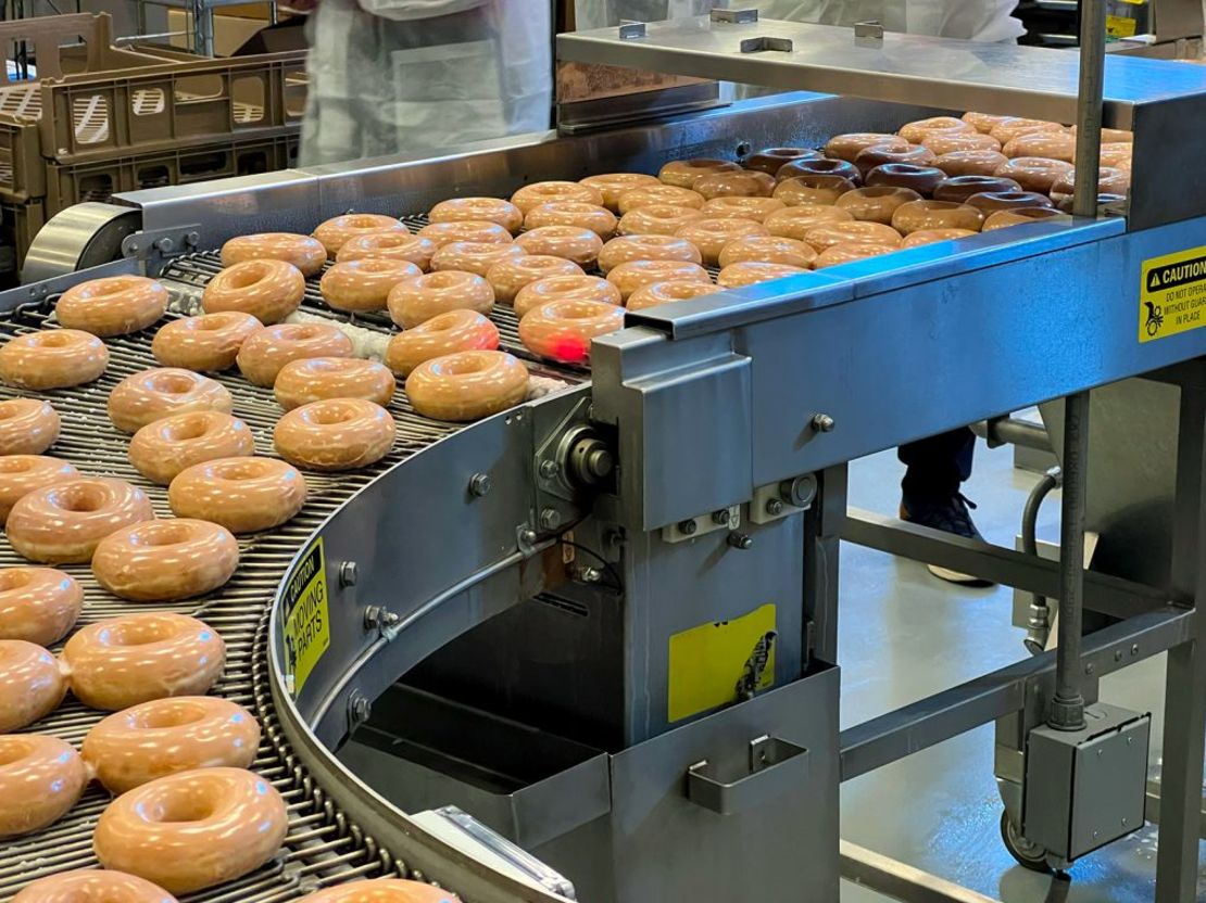 Uno de los residentes más jóvenes de Camp Humphreys posa para las fotos durante la celebración del 4 de julio de 2024 en la base. Crédito: Yoonjung Seo/CNN Las donas de Krispy Kreme se hornean por miles en el campamento Humphreys, llevando "el sabor de casa" de Estados Unidos. Crédito: Gawon Bae/CNN