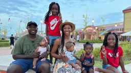 El sargento del ejército estadounidense Terry Cook y su esposa, Tyrese, posan con sus cinco hijos en el Campamento Humphreys, el 4 de julio de 2024. Crédito: Yoonjung Seo/CNN