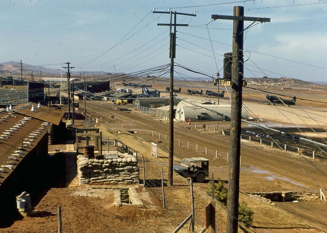 Mucho antes de llamarse Camp Humphreys o, más tarde, US Army Garrison Humphreys, el aeródromo K-6 al sur de Seúl, Corea, fue el hogar del Grupo Aéreo 12 de los Infantes de Marina de EE.UU. durante la Guerra de Corea. Crédito: J.R. Boyer vía AG Humphreys/Flickr