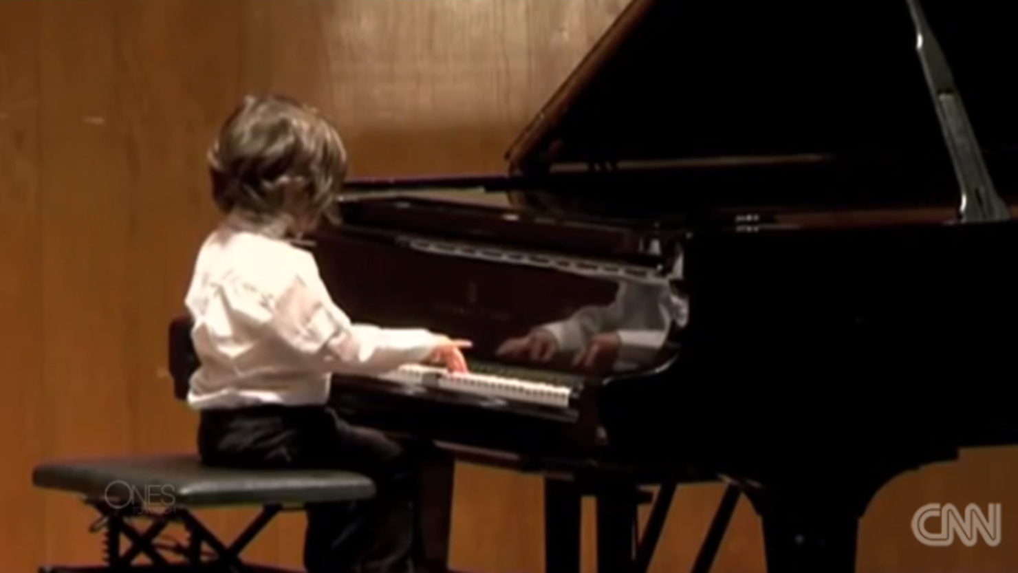El niño prodigio empezó a tocar el piano cuando tenía tres años y a los seis se presentó en el prestigioso Royal Festival Hall de Londres.