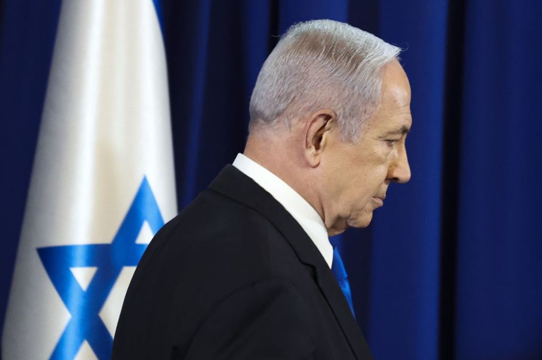 El primer ministro de Israel, Benjamin Netanyahu, llega a una rueda de prensa en Tel Aviv el 13 de julio. Crédito: Nir Elias/Pool/AFP/Getty Images