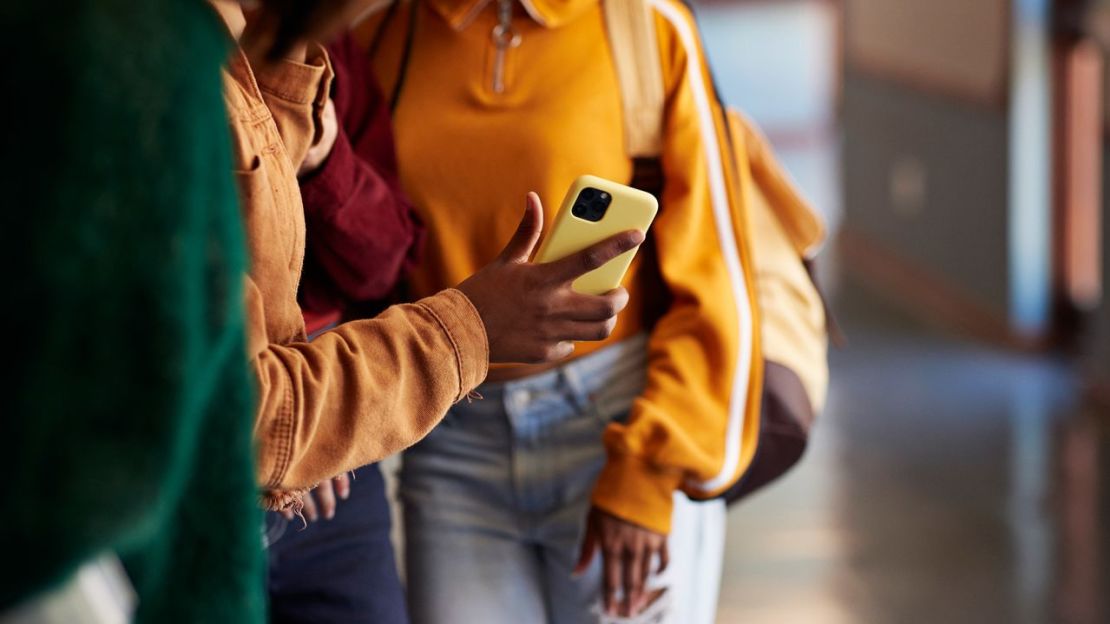 Los niños pueden pasar menos tiempo hablando y pasando el rato con sus amigos si están ocupados comprobando sus teléfonos durante el almuerzo o el recreo. Crédito: Klaus Vedfelt/Digital Vision/Getty Images