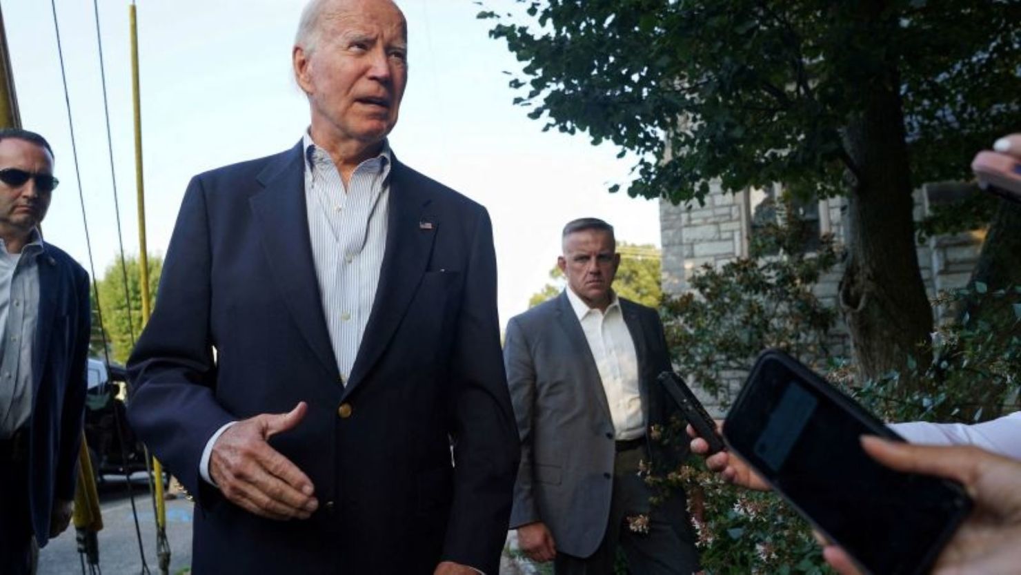 El presidente Joe Biden habla con los periodistas después de asistir a la iglesia en Rehoboth Beach, Delaware, el 31 de agosto de 2024.
