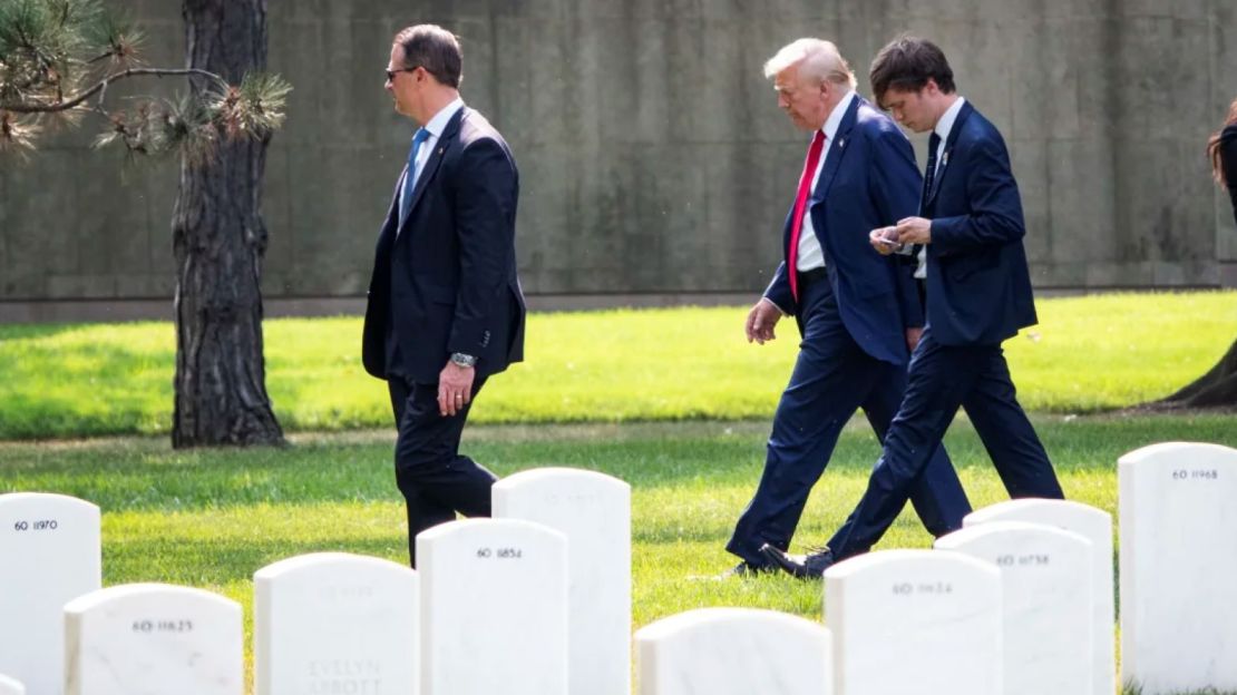 El expresidente Donald Trump sale de la Sección 60 del Cementerio Nacional de Arlington el 26 de agosto de 2024.