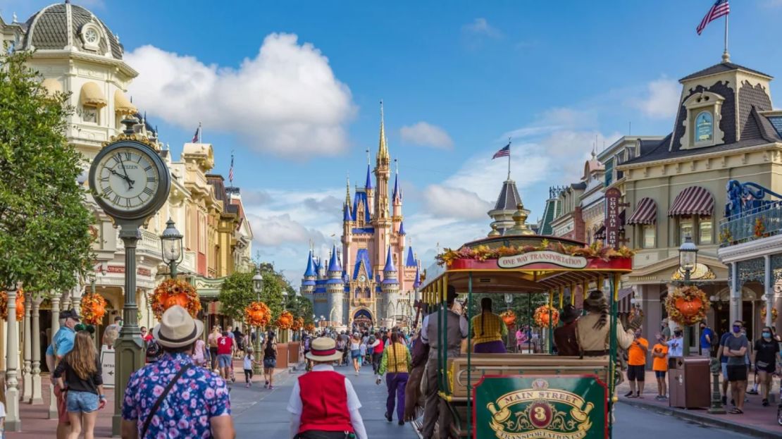 Walt Disney World, incluido el parque Magic Kingdom, tiende a estar menos concurrido a principios del otoño, después de que los niños regresan a la escuela.