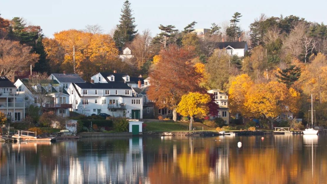 Los árboles otoñales se reflejan en las aguas del Northwest Arm en Halifax, Nueva Escocia. Cruise Critic dice que hay buenas ofertas de cruceros a Canadá en otoño.