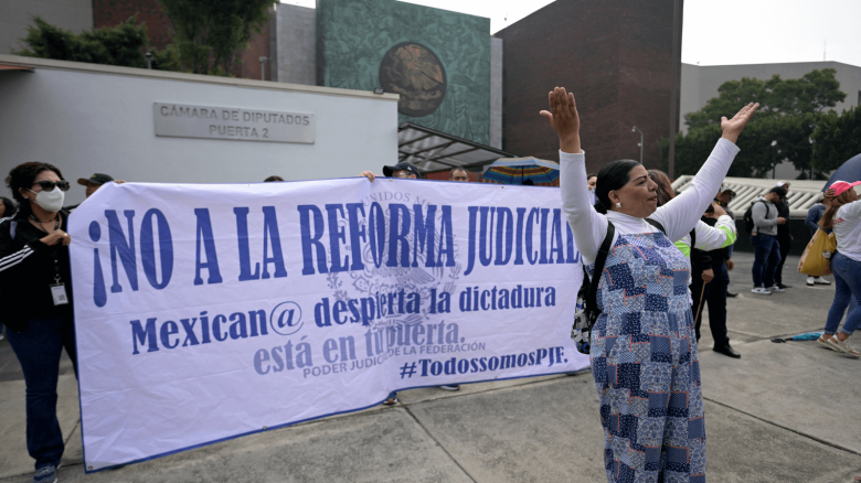 Empleados del Poder Judicial Federal participan en una protesta contra la reforma judicial propuesta por el Gobierno frente al Congreso mexicano en la Ciudad de México el 3 de septiembre de 2024.