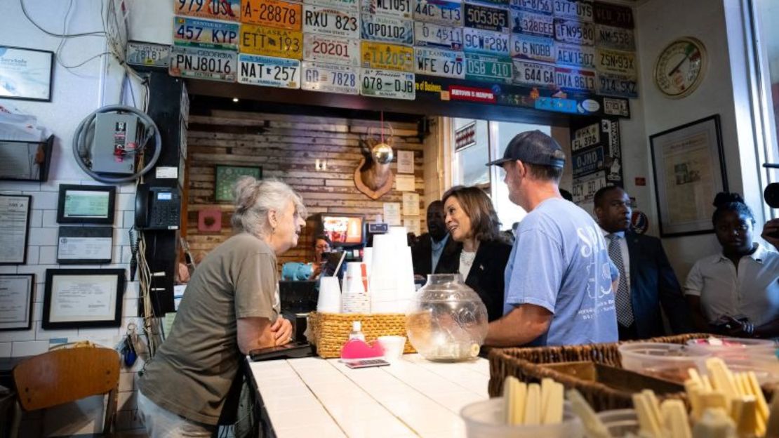 La vicepresidenta Kamala Harris visitó el restaurante Sandfly Bar-B-Q en Savannah, Georgia, el mes pasado.