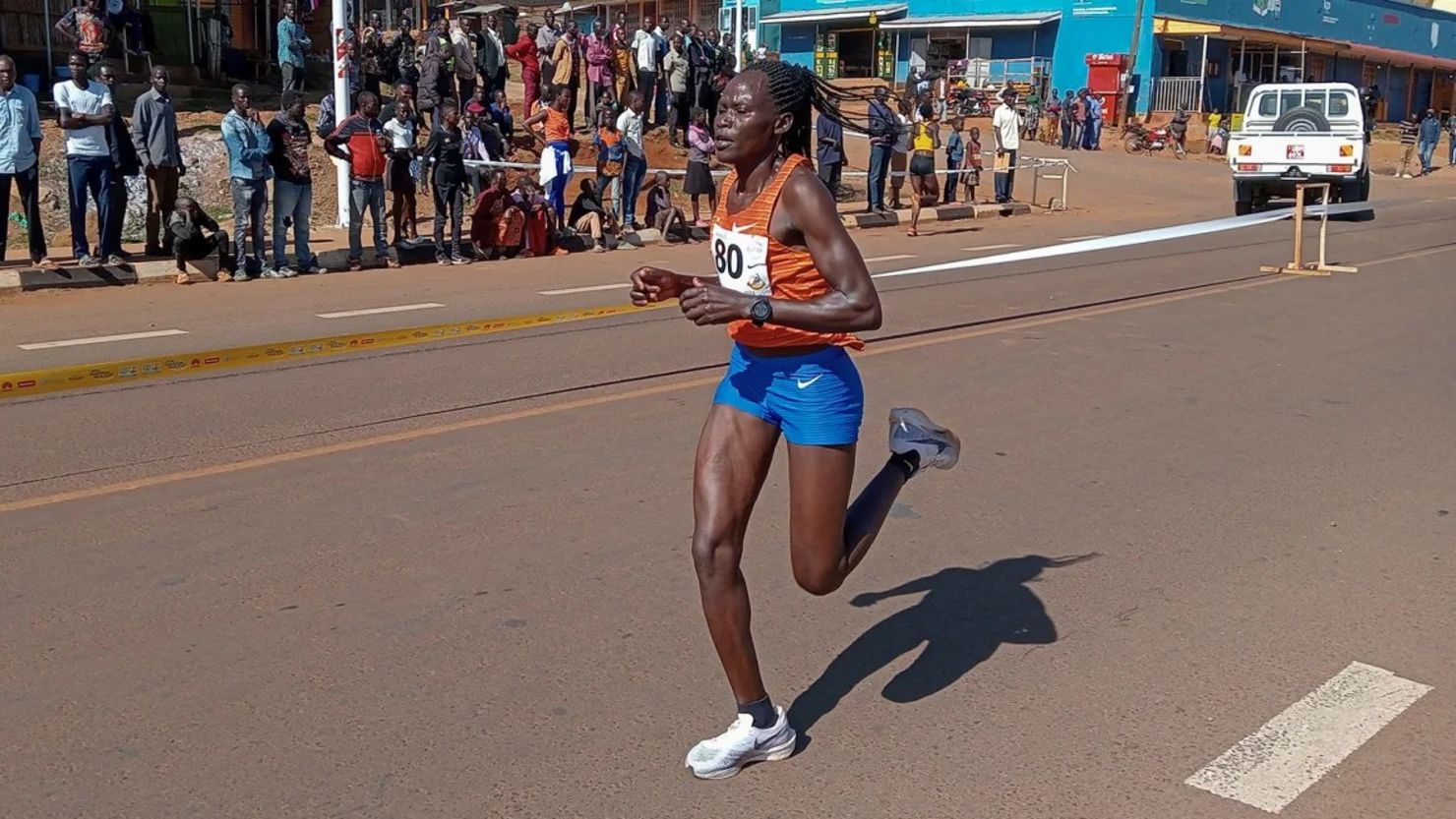 Rebecca Cheptegei compite en la carrera de ruta Discovery de 10 kilómetros (6,2 millas) en Kapchorwa, Uganda, el 20 de enero de 2023.