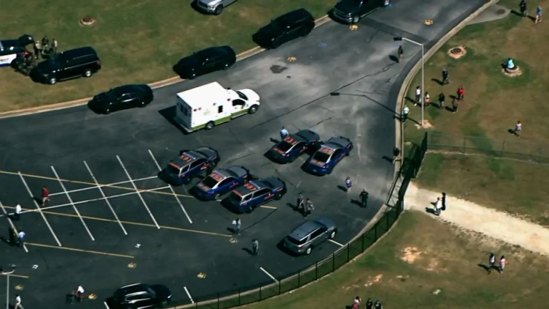 Se ven vehículos de la policía estatal de Georgia en la escuela secundaria Apalachee en Winder el miércoles.