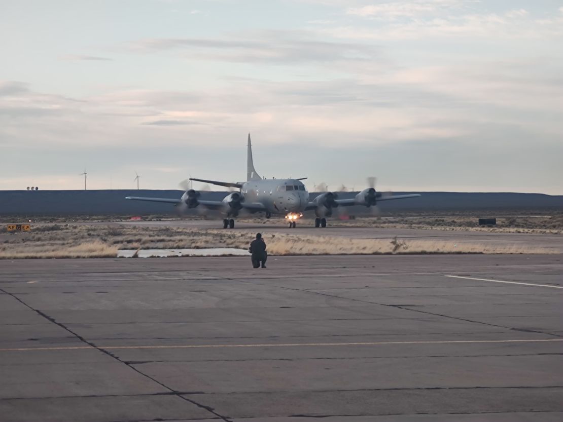 El nuevo P-3C Orion de la Armada Argentina tras aterrizar en Trelew.