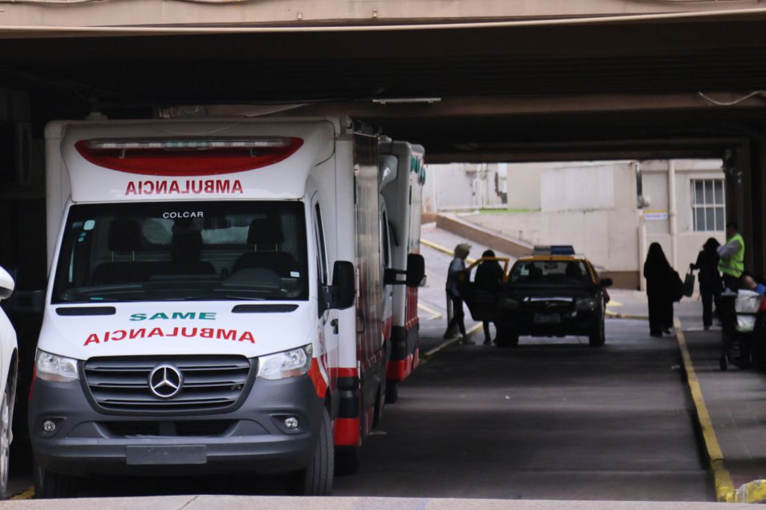 Personas esperan recibir atención médica en un hospital general de la ciudad de Buenos Aires, donde se ha establecido un centro de vacunación y control de fiebre para pacientes infectados con dengue, en Buenos Aires, Argentina el 06 de abril de 2024.