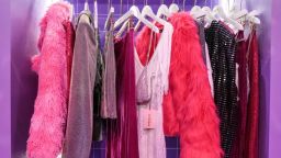 Ropa en la tienda pop-up Shein en Nueva York en 2022. Crédito: Stephanie Keith/Bloomberg/Getty Images/Archivo.