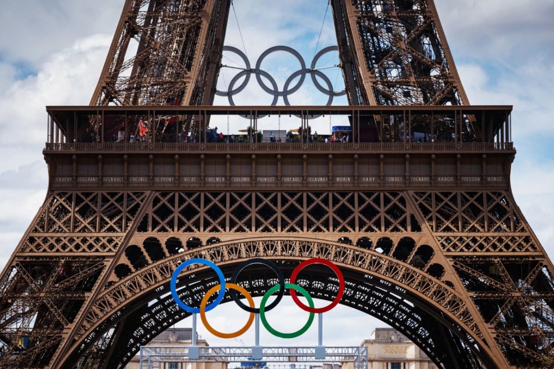 Los anillos olímpicos adornan la Torre Eiffel durante el inicio de los Juegos en París el 10 de julio de 2024. Crédito: Dimitar Dilkoff/AFP/Getty Images