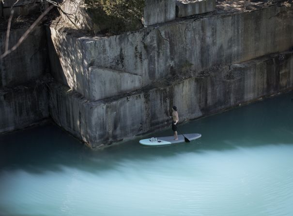 Como era de esperarse, Yoro es surfista: "Surfear ha sido parte de mi vida desde que era niño, así que naturalmente había roto tablas de surf que tenía por ahí en el estudio” (Sean Yoro/Cortesía).