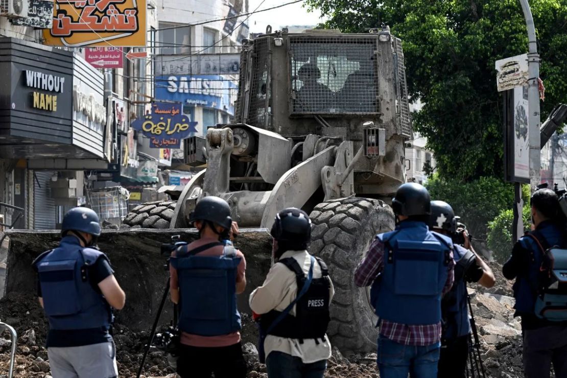 Una excavadora israelí destroza una calle mientras de la prensa filman durante una redada israelí en la ciudad ocupada de Jenin, en la Ribera Occidental, el 1 de septiembre de 2024. Crédito: Ronaldo Schemidt/AFP/Getty Images.